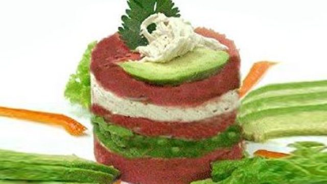 Causa de beterraga rellena con pollo y palta